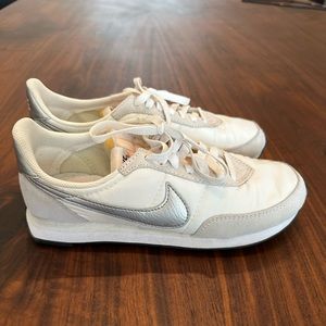 NIKE Waffle Trainer 2 Sneaker - white/ metallic silver/ summit white